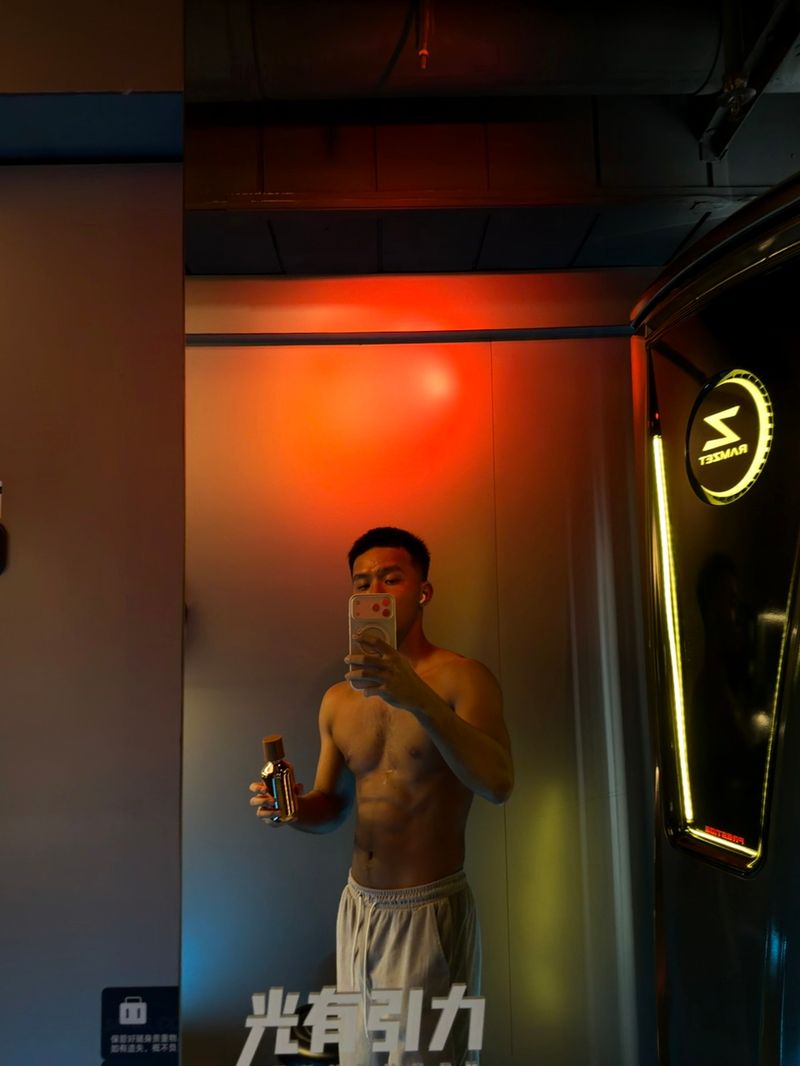 光有引力SUNBUDDY 依晒 - 当美黑舱的灯光，能“雕刻”出古铜色的轮廓