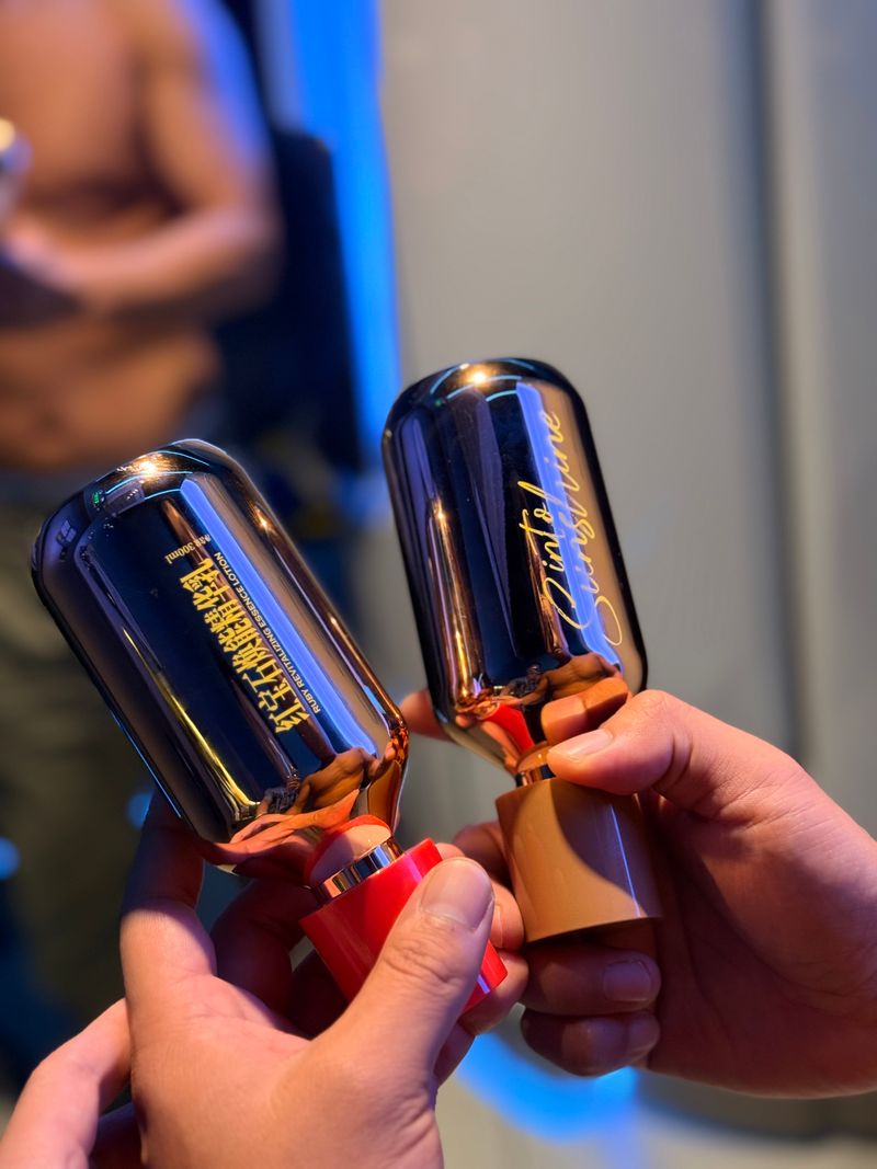 光有引力SUNBUDDY 依晒 - 美黑肌的专属“调色盘”：告别脸颈色差，一