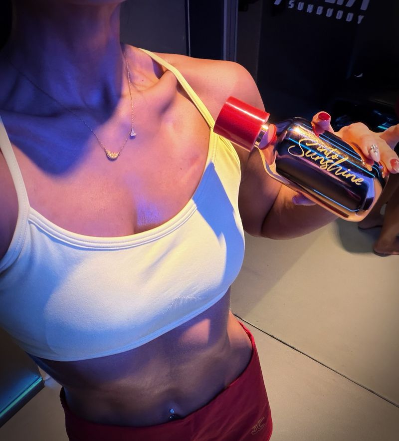 光有引力SUNBUDDY 依晒 - 美黑加速新选择：这瓶精华，如何让肤色蜕变