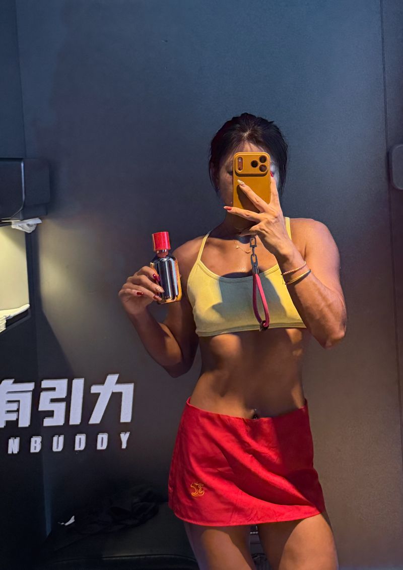 光有引力SUNBUDDY 依晒 - 美黑后的精致底色：一瓶专色粉底，如何让妆