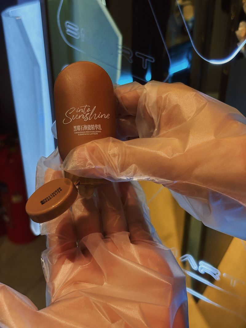 光有引力SUNBUDDY 依晒 - 晒灯前，你往身上涂的到底是什么？