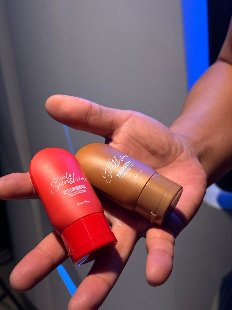 光有引力SUNBUDDY 依晒 - 当美黑舱的灯光，能“雕刻”出古铜色的轮廓